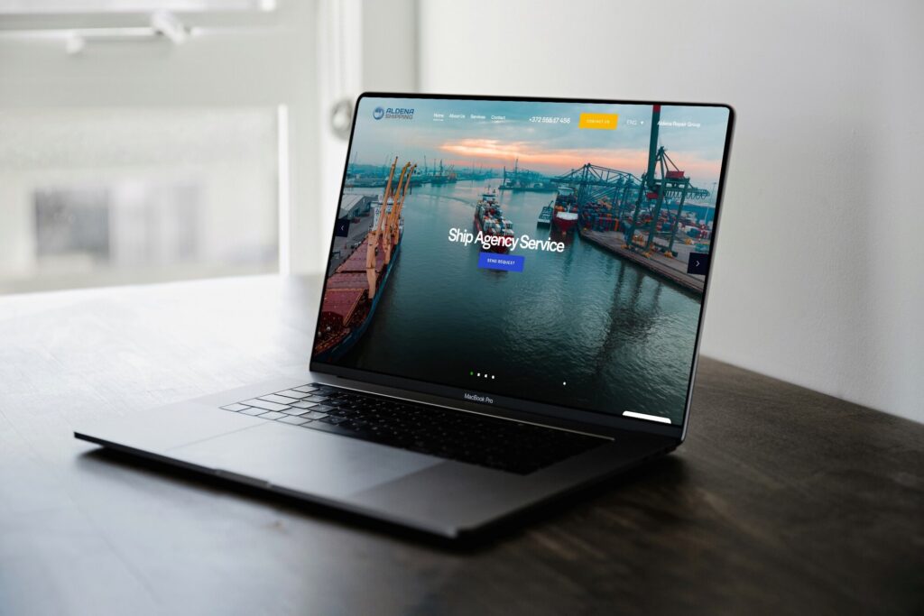 Aldena Shipping koduleht sülearvutis